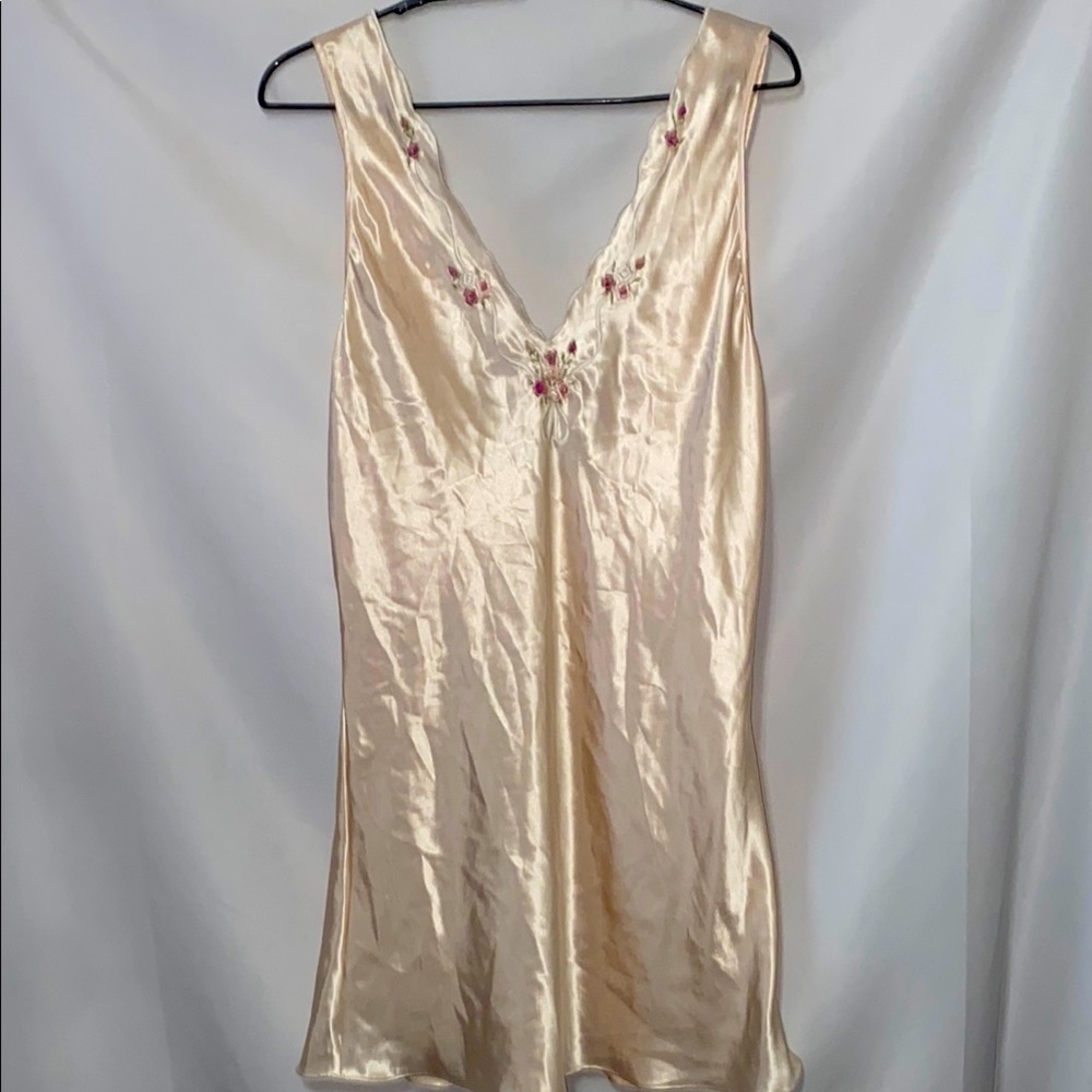 VAL MODE WO Lg Elegant Cream‎ Satin Nightgown floral embroidered scalloped neck